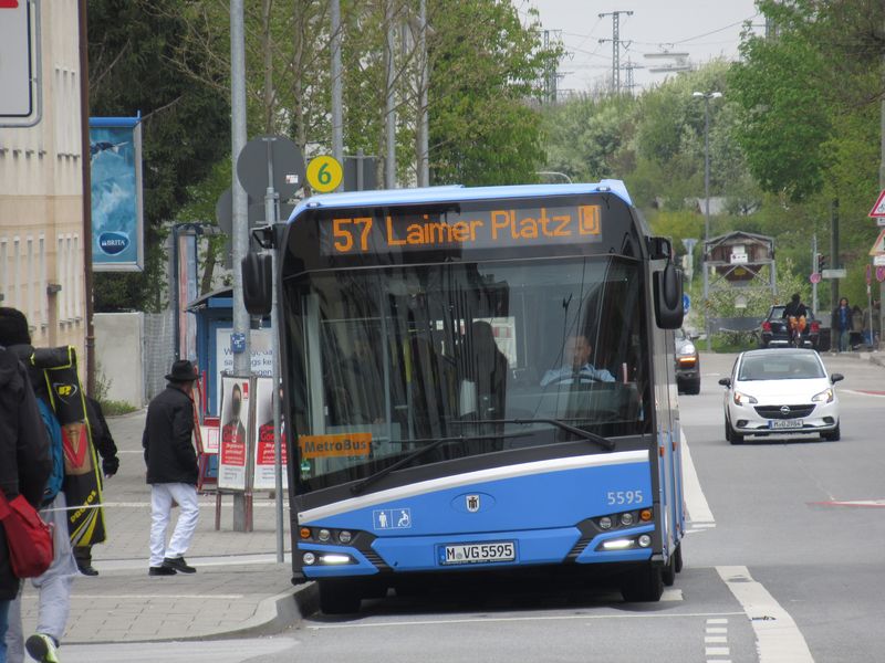 Další metrobus s novým kloubovým Solarisem. V posledních letech pøibyly metrobusové linky 62, 63 a v nové trase znovu ožilo i èíslo 59, které zaniklo v roce 2011 po prodloužení tramvajové linky 16 na sever.