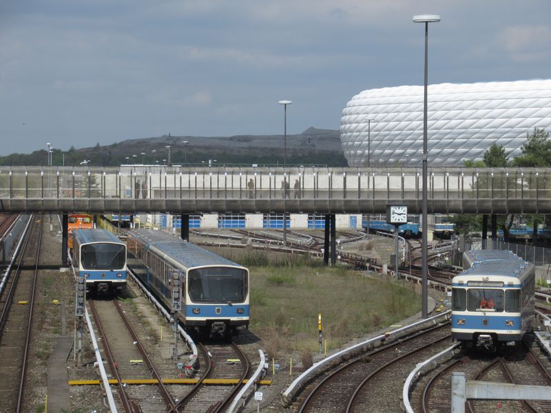 Poblíž povrchové stanice metra U6 Fröttmaning se nachází také depo metra, kde jsou uskladnìny všechny tøi základní typy vozidel. Zatímco nové jednotky jsou ucelené šestivozové, pùvodní soupravy jsou pouze dvouvozové a dají se spøahovat po dvou až po tøech.