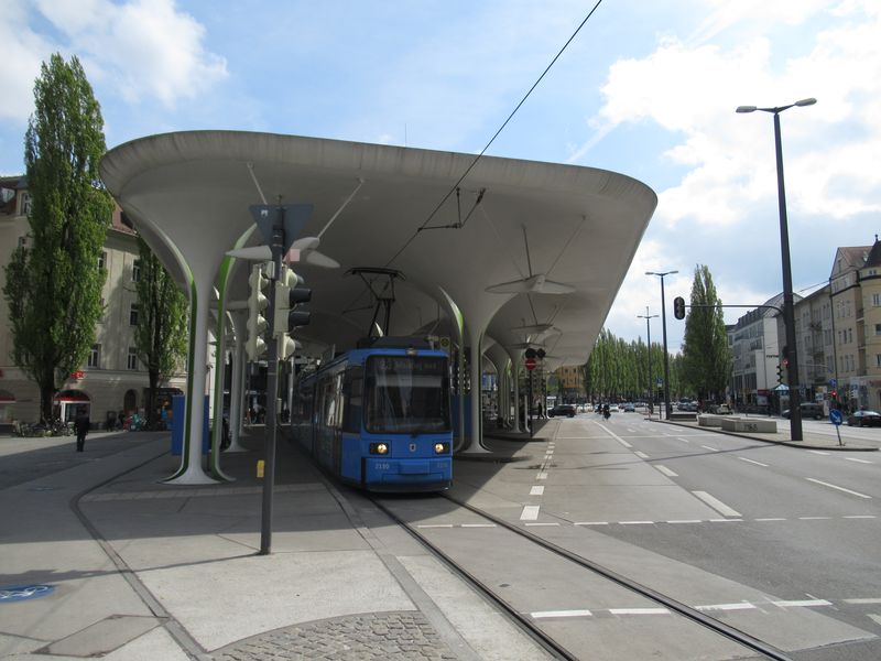 Koneèná zastávka Münchner Freiheit autonomní linky 23, která slouží od roku 2009 jako napajeè na metro. Se zbytkem sítì je propojena pouze manipulaèní tratí. Nová koneèná si vysloužila toto originální zastøešení. Ukázkovou rekonstrukcí prošla v téže dobì i stanice metra pod tímto námìstím.