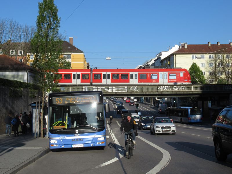 Ukázkový pøestup mezi autobusy a vlaky se odehrává ve ètvrti Harras na jihu mìsta. Autobusy tu mají dokonce nìkolik minut pobyt a vyèkávají na pøíjezd vlakù. Pøestup mezi jednotlivými druhy dopravy je tu velmi krátký. A pøestoupit se dá i na metro U6.