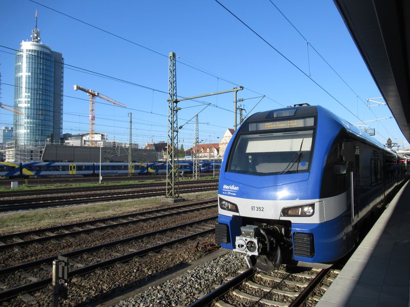 Spoleènì s vlaky BOB jezdí i tyto nové vlaky Meridian patøící stejnì jako BOB do skupiny Transdev a jezdící tøeba až do Salcburku. I v tìchto vlacích platí integrovaný tarif, takže s nimi lze rychle cestovat z jižních pøedmìstí Mnichova do centra.