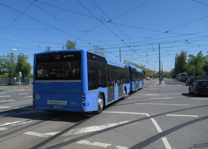 Ve všední dny potkáte autobusy s vlekem napøíklad na metrobusové lince 53, která protíná skoro celý Mnichov od jihu na sever. Švýcarský výrobce Hess pøizpùsobil podobu vleku tažnému Solarisu Urbino nejnovìjší generace.