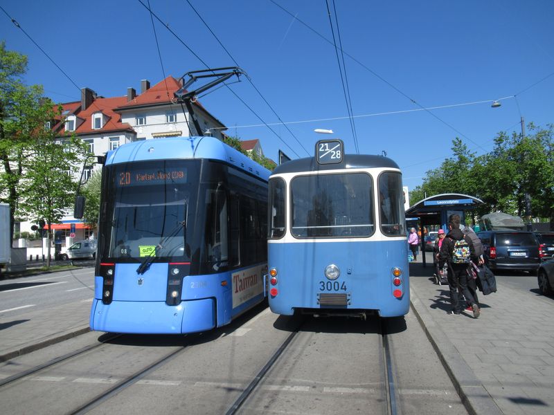 Setkání generací, které od sebe dìlí pøes 40 let. Zatímco pùvodních tramvají Rathgeber typu P jezdí v pravidelném provozu už jen nìkolik, tramvaje Variobahn od Stadleru zanedlouho naènou druhou dekádu svého života.