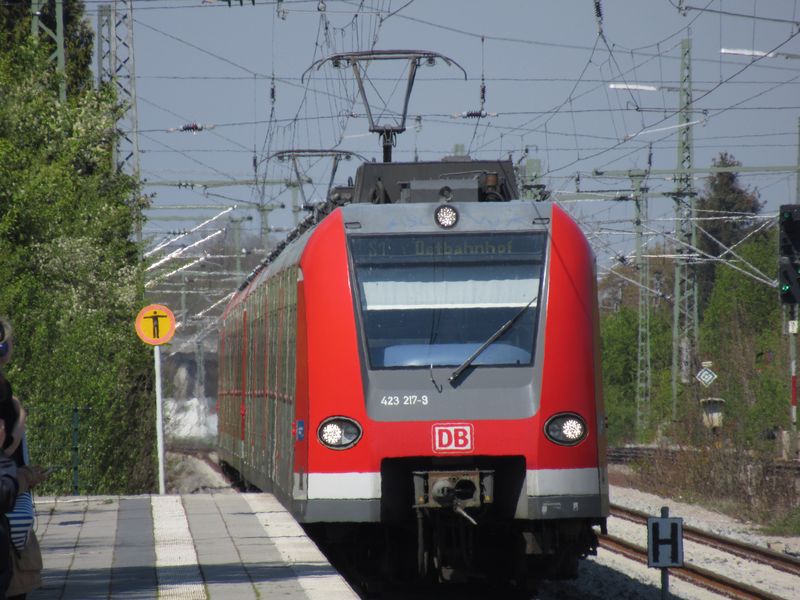 Elektrická jednotka øady 423 – již tradièní tváø mnichovského S-Bahnu, který tvoøí 7 základních linek S1 až S8 (chybí S5), které se všechny sjíždìjí do centrálního koridoru pod historickým jádrem Mnichova, tzv. Stammstrecke (funguje od roku 1972).