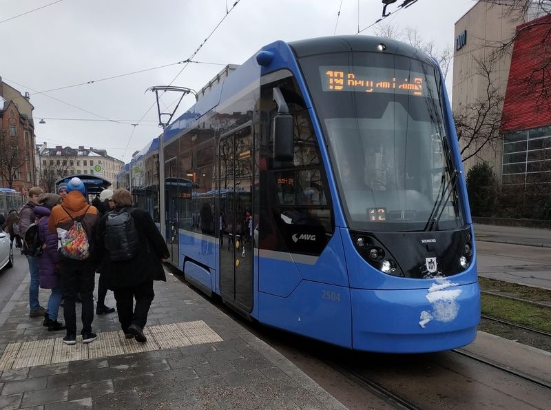 Jedna z devíti nových tramvají Siemens Avenio, které zaujmou svou neobvyklou výškou. Pøesto jsou plnì nízkopodlažní. Tímto smìrem chce v obnovì tramvají MVG pokraèovat.