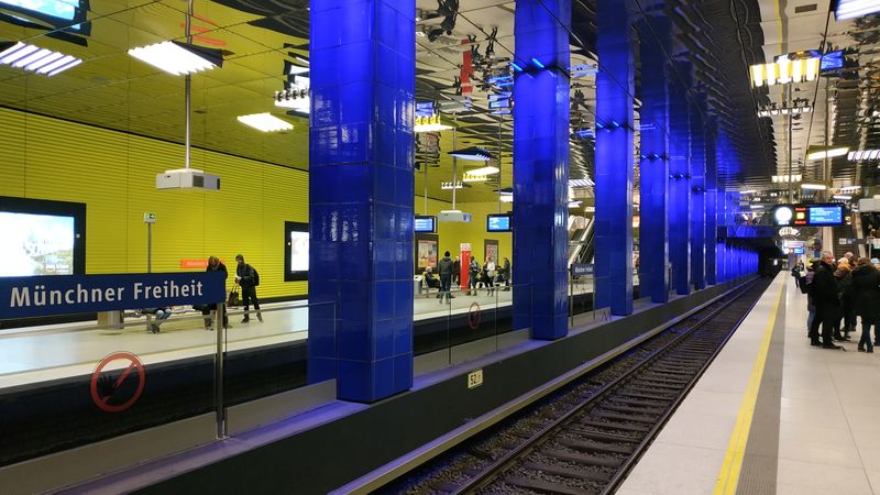 Stanice Münchner Freiheit prošla pøed 10 lety zásadní rekonstrukcí, která jí dodala úplnì jiný ráz. V rámci této rozlehlé pøestupní stanice, kde se vìtví linky U3 a U6, byl též instalován komplexní nový navigaèní systém.