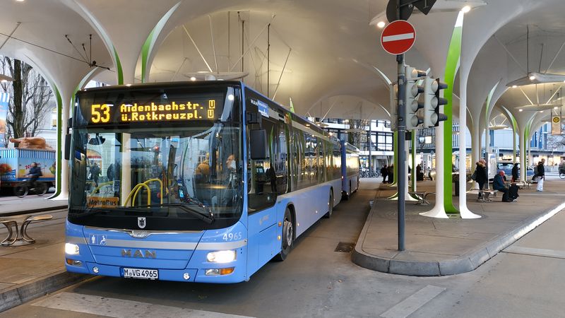 Kapacitní souprava standardního autobusu a vleku MAN na metrobusové lince 53 v ojedinìle pøestavìné stanici Münchner Freiheit, kde na malém, ale velkoryse zastøešeném prostoru konèí dvì metrobusové a jedna tramvajová linka.
