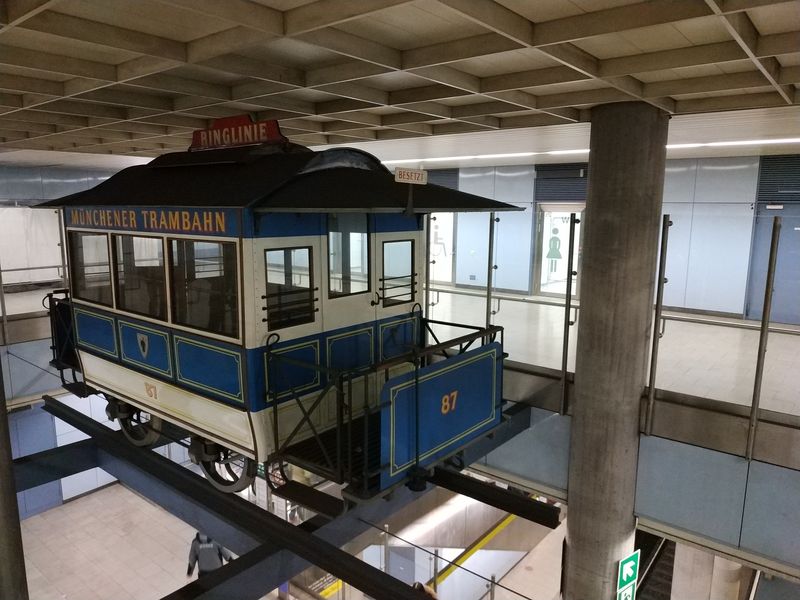 Pøestupní stanice Münchner Freiheit ukrývá ve svém podzemí také tuto historickou tramvaj urèenou pro koòskou tažnou sílu.
