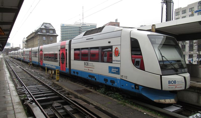 Také již tradièní soukromá dráha BOB patøí do koncernu Transdev. Z Mnichovského hlavního nádraží jezdí na jih do podhùøí Alp stále tyto originální motorové jednotky.