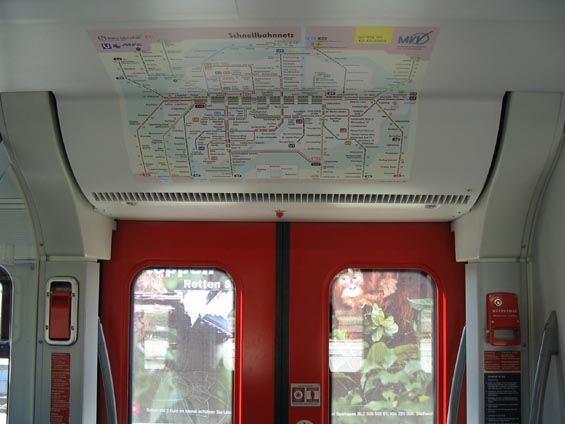 Nad každými dveømi vozù S-Bahnu je umístìno pøehledné schéma rychlé kolejové dopravy v Mnichovì.