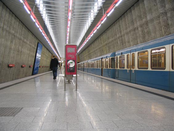 Drsná architektura jedné z nejnovìjších stanic metra na trati k mnichovskému výstavišti.