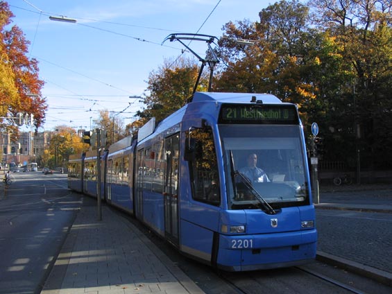Nová tramvaj NGT8 jako náhrada za pùvodní dvouvozové tramvaje.
