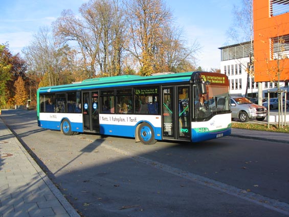 Solaris Urbino Low Entry na lince soukromého dopravce na okraji Mnichova v jednotném nátìru MVV.