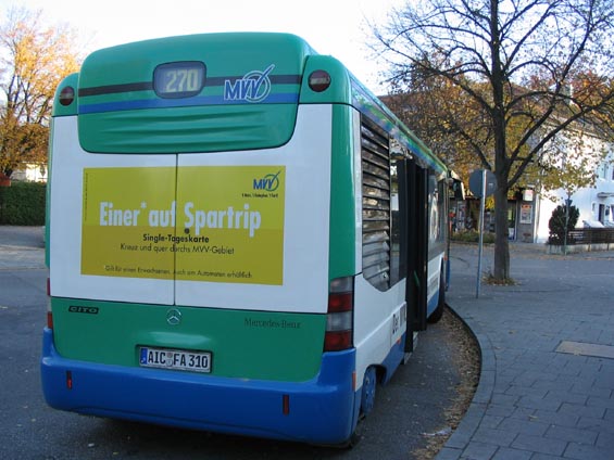 Minibusová linka s Mercedesem Cito - volné plochy jsou využity pro dopravní propagaci.