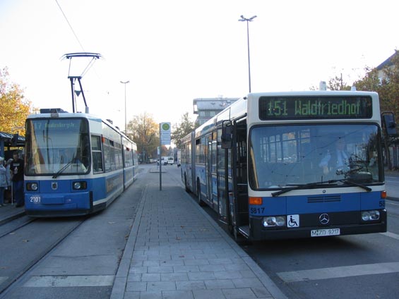 Setkání autobusu s tramvají na koneèné linky 17.