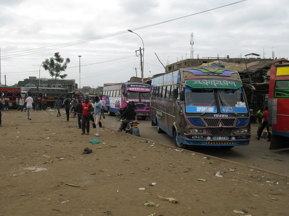 Dálnièní køižovatka v Githurai 45, jednom z nejvìtších pøedmìstí Nairobi asi 20 km severovýchodnì od metropole. Tady se odehrává každodenní soutìž jednotlivých posádek autobusù o zákazníky. Nahánìèùm, kteøí se neskuteènì radují z každého uloveného cestujícího, pomáhají v lákání lidí øidièi, kteøí intenzivnì troubí a túrují motory. Pøi hledání autobusu je dobré najít si ten, ve kterém už jsou nìjací lidé, protože se vìtšinou odjede brzy - neodjíždí se døív, než je autobus zcela naplnìn. Naštìstí jízdné je jednotné, ale mìní se v prùbìhu dne podle prùbìhu pøepravních špièek - napøíklad v hlavní špièce je až tøikrát dražší než v odvratném smìru.