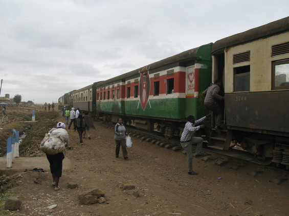 Githurai - severovýchodní pøedmìstí Nairobi - se rozvíjí tak rychle, že se ani nestaèí stavìt zastávky. Místní ale už vìdí, kde vlak zhruba zastavuje, takže se staèi zeptat. A místní vlaky mají mezi 9 a 19 vagony a rozjíždìjí se velmi pomalu, takže s urèením pøesné polohy pro èekání na vlak není takový problém.