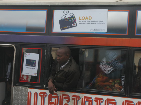 I do zdejších autobusù pronikla moderní technika - na speciální èipovou kartu "BebaPay" si mùžete nahrát obnos a pak bezhotovostnì platit za dopravu - jak v MHD Nairobi, tak na pøímìstské lince do Githurai 45. Výbìrèí jízdného, který je v každém voze, pak telefonem odèítá jízdné z karty.