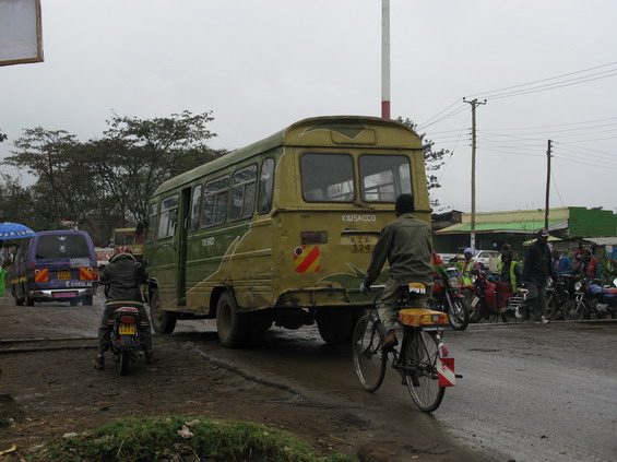 Na severovýchodním pøedmìstí Nairobi "Githurai 45" rozvážejí cestující od dálnièních autobusù tyto místní mikrobusy doplnìné malými dodávkami. Nejezdí rychle ani daleko, èemuž odpovídá i jejich technický stav. Za tímto železnièním pøejezdem konèí asfalt, proto jsou zdejší vozidla tak zbìdovaná.
