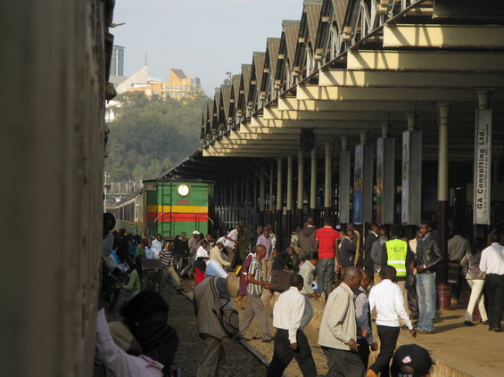 Po pøíjezdu na hlavní nádraží v Nairobi se pøecpaný ranní 19vozový vlak rychle vyprazdòuje. Podchody, vedoucí z druhého nástupištì ven, samozøejmì nestaèí, a tak se vystupuje, kde se dá. Pøed opuštìním nádraží je však potøeba odevzdat (pøípadnì si dokoupit) jízdenku. Nikdo nesmí jet naèerno. O to se stará mnohaèlenná posádka vlaku - zpravidla je v každém voze jeden prùvodèí.