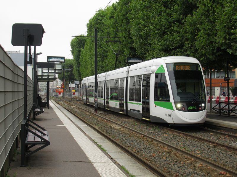 Nejnovìjší typ nantské tramvaje – CAF Urbos 3 na doèasnì zkrácené lince 1 u hlavního nádraží, kolem kterého probíhá rekonstrukce tramvajové trati. Linka 1 by normálnì jela skrz centrum, takhle jezdí jen od nádraží na severovýchod a druhá èást z centra na západ. Španìlské tramvaje CAF tu jezdí v poètu 12 kusù od roku 2012.