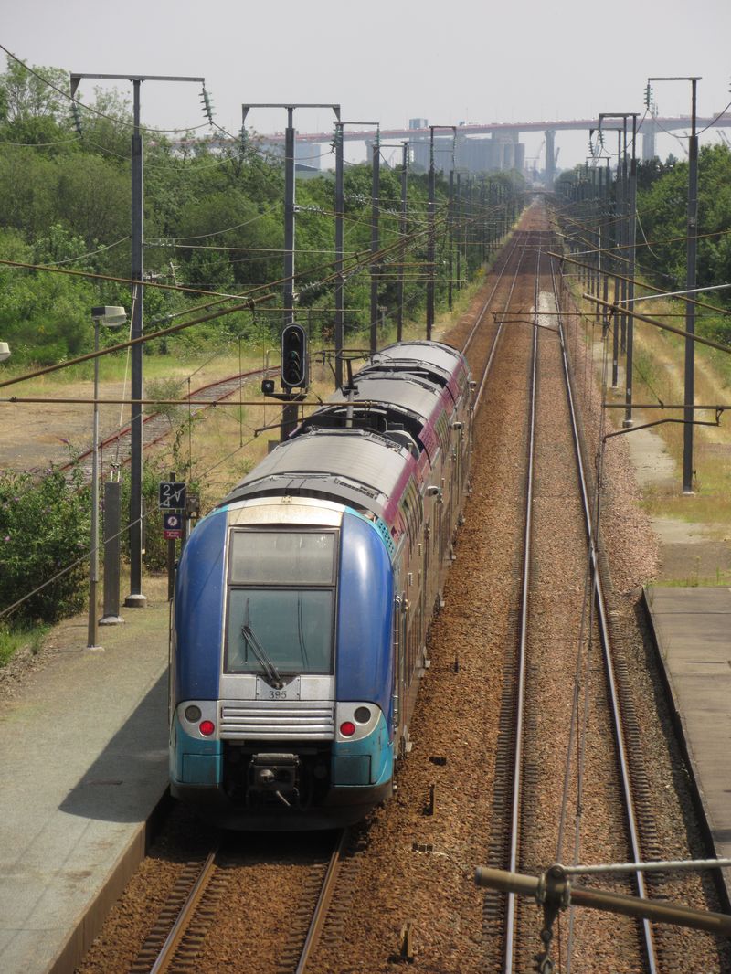 A zde dvoupodlažní elektrická jednotka Bombardier na západním okraji Nantes, kudy vede hlavní tra� od západu z pøímoøského letoviska St. Nazaire. Po této trati jezdí také rychlovlaky TGV.