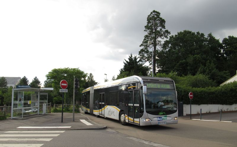Tudy pøijíždí metrobusová linka 4 z jižní výpadovky dovnitø mìstské zástavby poblíž zastávky Bourdonniéres. I zde ale vede metrobus pøevážnì ve vyhrazených jízdních pruzích.