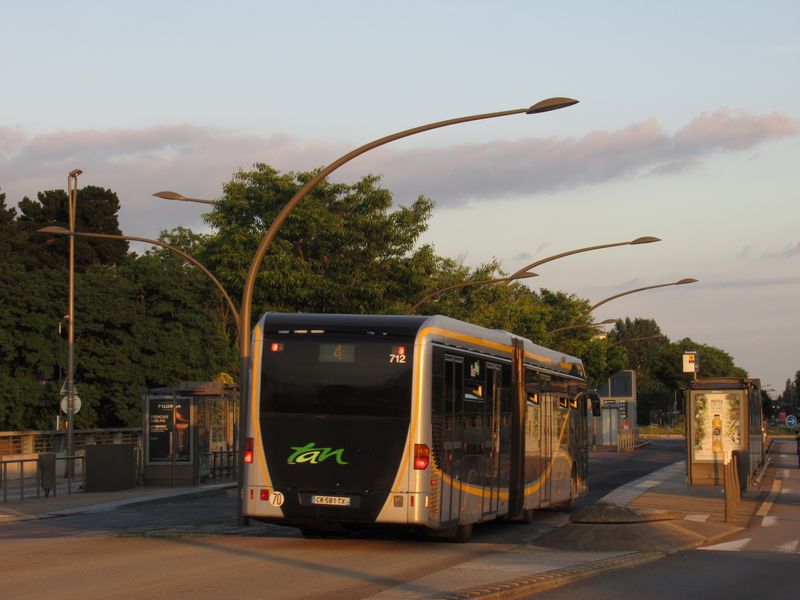 Na trase metrobusové linky 4 najdete i architektonicky zajímavì øešené veøejné osvìtlení. K dispozici je 20 speciálnì upravených kloubových autobusù Mercedes-Benz.