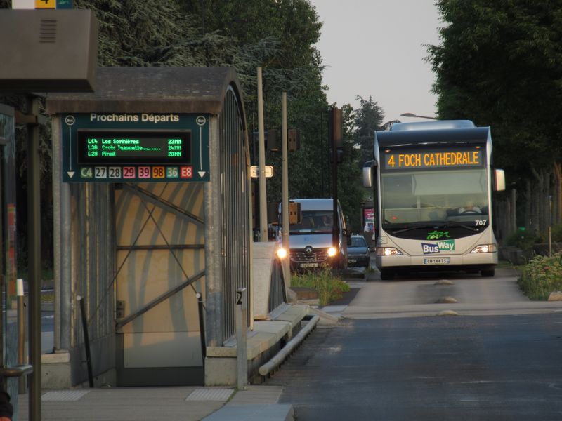 Na zastávkách metrobusové linky Busway najdete také on-line informace nebo možnosti pøestupù na ostatní linky MHD. Interval ve špièkách dosahuje 2-3 minut a stejnì to prý nestaèí.