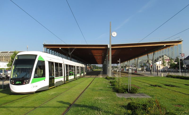 Nejnovìjší typ tramvaje CAF vyjíždí ze spoleèného terminálu Haluchére Batignoles pro tramvaj i vlakotramvaj. Funguje zde od roku 2014.
