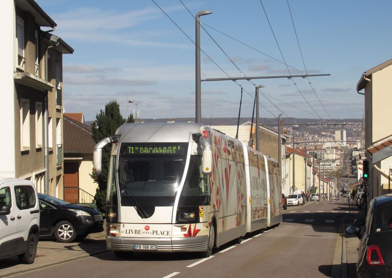 V nejprudším stoupání do pøedmìstí Vandoeuvre je trolejbusová trasa vedena zúžením, kde je provoz øízen semaforem. Ostatní tranzitní doprava vede okolními serpentinami.