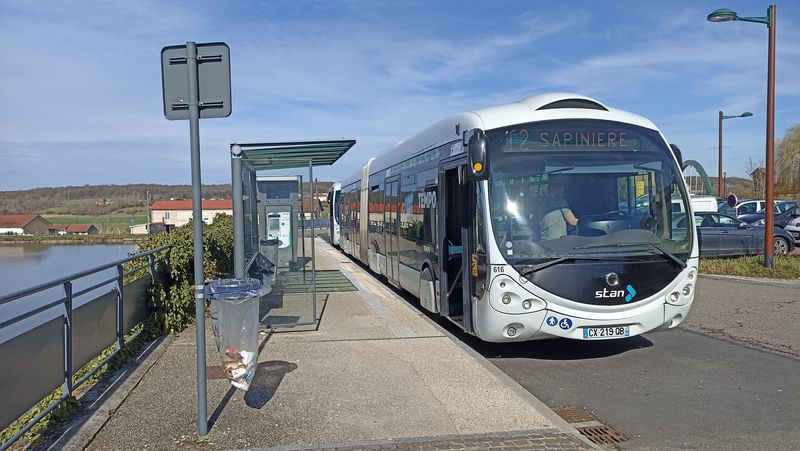 Východní koneèná na pøedmìstí Laneuveville páteøní linky Tempo2 poblíž malebného soutoku vodních kanálù. Spolu s linkou Tempo3 jezdí každých 7,5 minuty a svezete se na nich 40 kloubovými autobusy Irisbus Crealis ve speciálním designu.