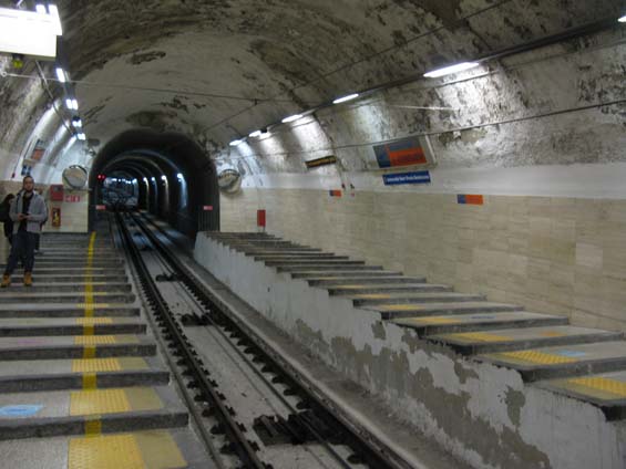 Lanovka "Centrale" je celá vedena pod zemí a má 4 stanice.