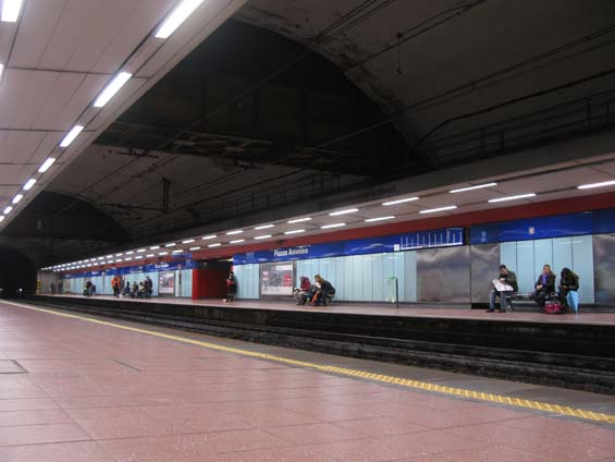 Typizované podzemní nástupištì vlakové "metrolinky" 2 pod centrem mìsta. Na všech nástupištích hraje hudba, informace o aktuálních pøíjezdech vlakù nenajdete, pouze jsou ohlašovány cca 5 minut dopøedu stanièním rozhlasem.