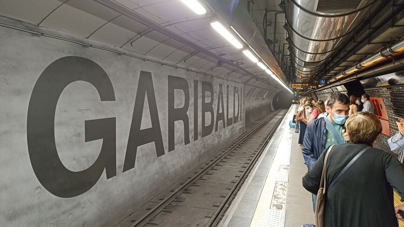 Dosavadní koneèná stanice Garibaldi hluboko pod hlavním nádražím. Odtud se staví pokraèování jediné opravdové linky metra západním smìrem pøes letištì, kdy se má uzavøít kruh do budoucí finální podoby okružní linky.
