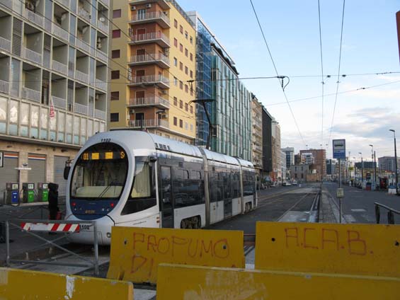 Ve Neapoli zbyly pouze tøi tramvajové linky - 1, 2 a 4. Nejsilnìjší linka 1 má pøes den interval 12 minut. Toto tøíèlánkové dvoupodvozkové Sirio tvoøí základ zdejší chudé tramvajové dopravy.