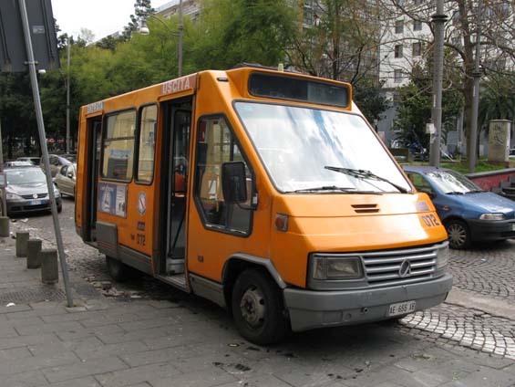Tyto starší mikrobusy jezdí v historickém centru na doplòkových linkách, kam se vìtší vozy již nevejdou.