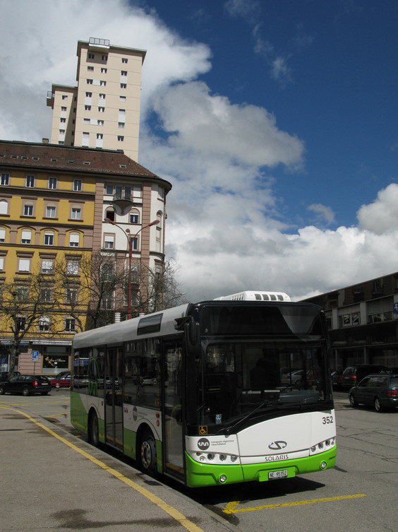 Polská znaèka Solaris je zde zastoupena nejen standardními a kloubovými trolejbusy, ale také midibusy o délce 9 metrù.