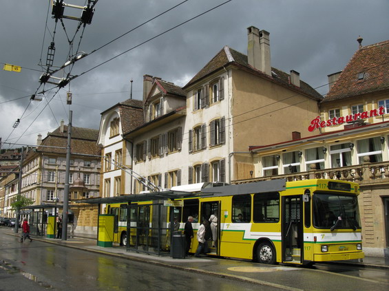 Zástupce staršího typu trolejbusu NAW z roku 1991 èeká v centrální zastávce na pøestup.