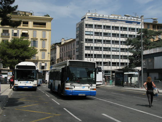 Starší Heulliez a kloubová Agora na konèné linky 100. Na zastávkových spojích linky 100 z centra Nice do Monaka jezdí cca každých 15 minut kloubový autobus. Nìkdy však ani to nestaèí.
