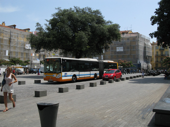 Kloubový Citelis na lince 10, která má spolu s linkou 9 interval 6-7 minut a vede z pøístavu na východì mìsta pøes centrum podél pobøeží do západních pøedmìstí. Již za pár let bude také tento autobus nahrazen druhou tramvajovou linkou.