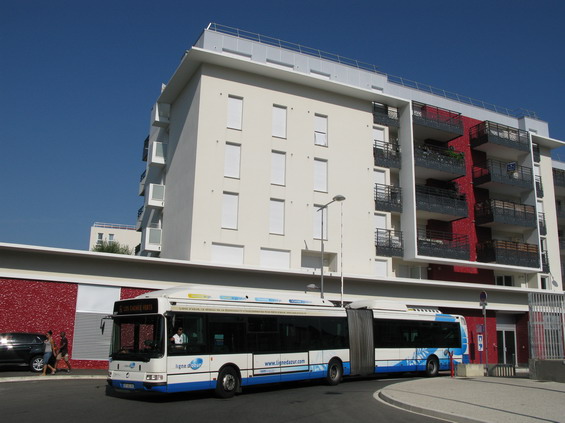 Kloubový Citybus pøijíždí na páteøní lince 6 na svoji koneènou na autobusovém nádraží Vauban. Kdo chce dál do centra, musí pøestoupit na tramvaj.
