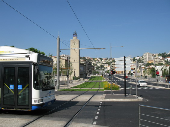 Zastávka Pont Michel - køížení tramvajové trati s páteøní linkou 6 vedoucí severním smìrem do ponìkud chudších pøedmìstí Nice. Dál vede nový jednozastávkový úsek k Pasteurovì nemocnici.