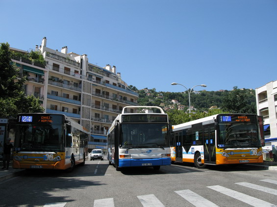 Koneèná zastávka Saint Sylvestre, kde zaèíná páteøní linka 7, která jede spolu s páteøní ètyøkou na jih do centra mìsta ve vyhrazených pruzích. Vozový park standardních autobusù je v poslední dobì obnovován autobusy Heulliez.