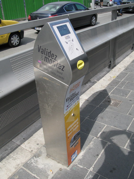 Validátor na tramvajové zastávce, kde je možné si oznaèit jízdenku ještì pøed nástupem do vozidla. V tramvaji však mùžete "validovat" také. Držitelé pøedplatních nebo turistických jízdenek jsou povinni "si pípnout" pøi každém nástupu.