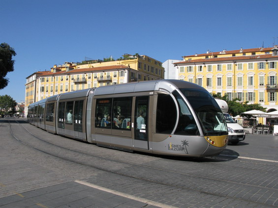 Další úsek, kde tramvaje nepoužívají troleje - námìstí Garibaldi. Zde se tramvaj køíží s mnoha autobusovými linkami, které pøijíždìjí zespoda od starého pøístavu.