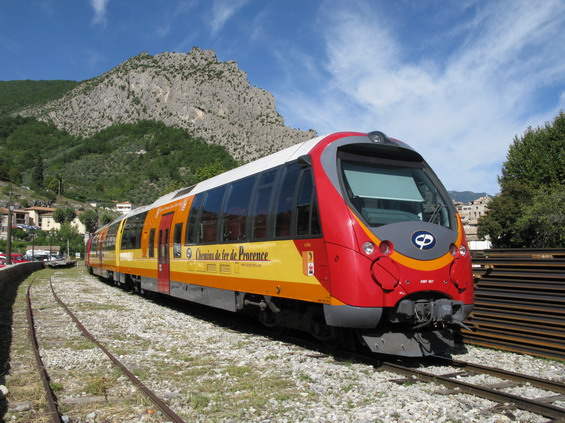 Nové dvouvozové klimatizované motorové jednotky jsou nasazovány pøedevším na dlouhé vlaky Nice - Digne. V letní sezónì jezdí o víkendech spøažené do dvojic, zájem o tuto turistickou atrakci je veliký.