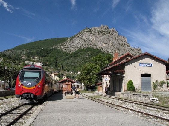Stanice Entreveaux ve stejnojmenné historické vesnici v nejhezèím úseku trati Nice - Digne. O letních víkendech jezdí v tomto úseku také zvláštní parní vlak.