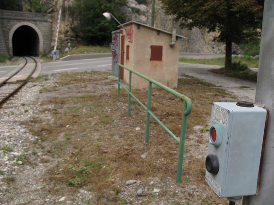 Nìkteré zastávky jsou na znamení. Tato (Agnerc) se nachází tìsnì za krátkým tunelem, proto je zde tlaèítko, kterým signalizujete strojvedoucímu vlaku touhu nastoupit.