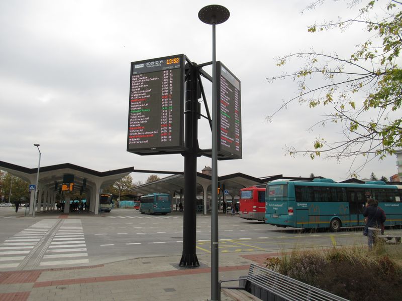 Na novém autobusovém nádraží nechybí ani velkoplošné informaèní panely s aktuálními odjezdy spojù. Autobusové nádraží je využíváno pouze pro regionální spoje, linky MHD mají zastávku pøímo pøed vlakovým nádražím.
